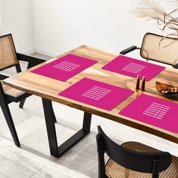 Focus on the good - Roze - wit Placemat vinyl groot -zzsfeer4_Kitchenyeah-website