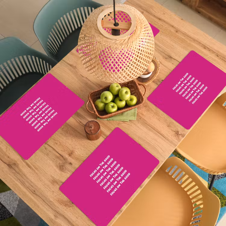 Focus on the good - Roze - wit Placemat vinyl groot -zzsfeer5_Kitchenyeah-website
