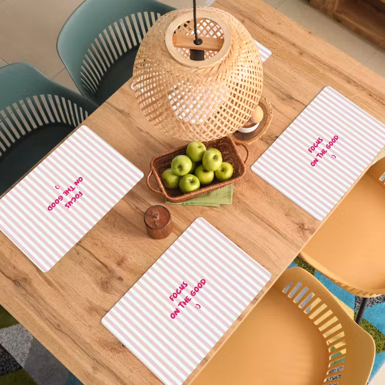 Focus on the good - Strepen - Roze - Smiley Placemat vinyl groot -zzsfeer5_Kitchenyeah-website