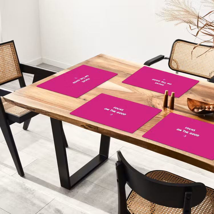 Focus - Smiley - Roze Placemat vinyl groot -zzsfeer4_Kitchenyeah-website