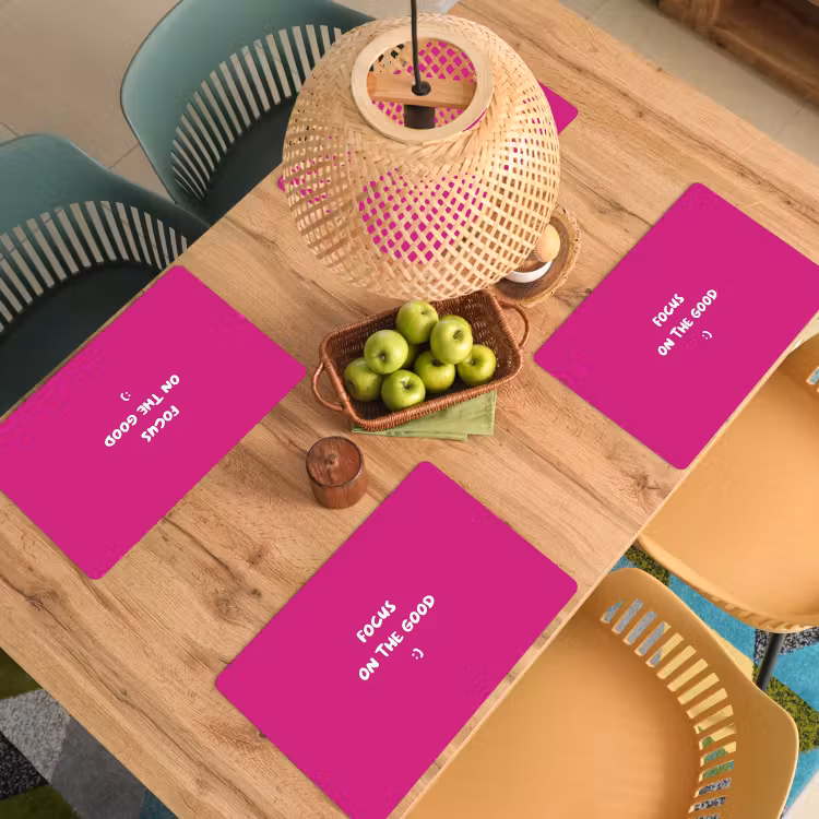 Focus - Smiley - Roze Placemat vinyl groot -zzsfeer5_Kitchenyeah-website