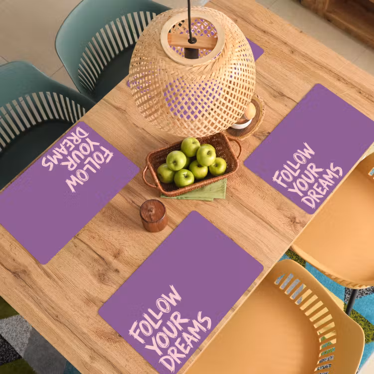 Follow your dreams - Paars - Penseeltextuur Placemat vinyl groot -zzsfeer5_Kitchenyeah-website