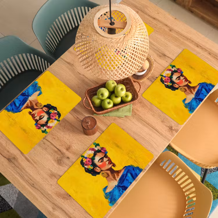 Frida Kahlo - Vrouw - Geel - Blauw - Bloemen Placemat vinyl groot -zzsfeer5_Kitchenyeah-website