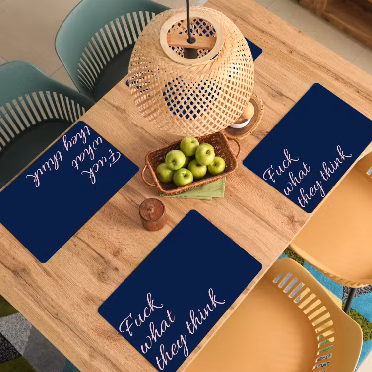 Fuck what they think - Blauw - Cursief Placemat vinyl groot -zzsfeer5_Kitchenyeah-website