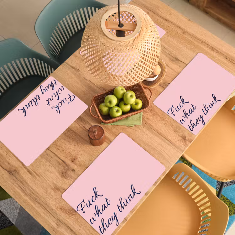 Fuck what they think - Roze - Minimalistisch Placemat vinyl groot -zzsfeer5_Kitchenyeah-website