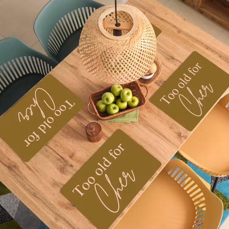Groen - Too old for cher - Roze Placemat vinyl groot -zzsfeer5_Kitchenyeah-website