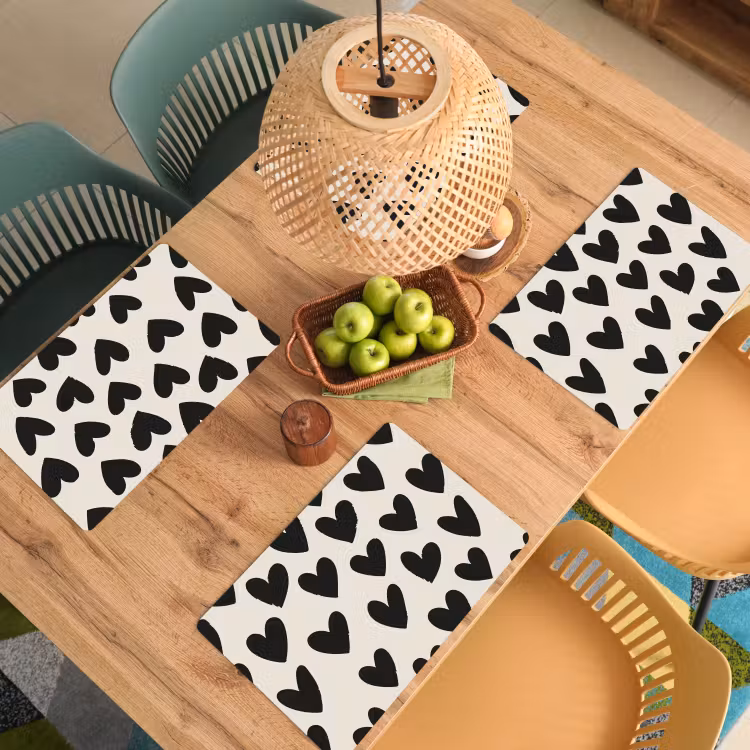 Hartjes - Zwart - Beige Placemat vinyl groot -zzsfeer5_Kitchenyeah-website