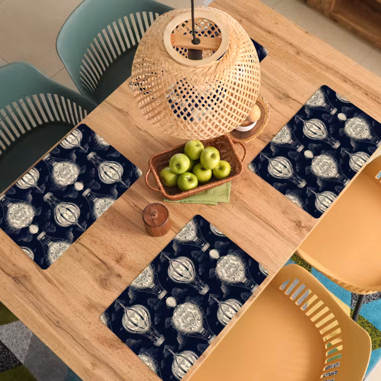 Luchtballonnen - Wolken - Patroon - Donkerblauw Placemat vinyl groot 368 -zzsfeer5_Kitchenyeah-website
