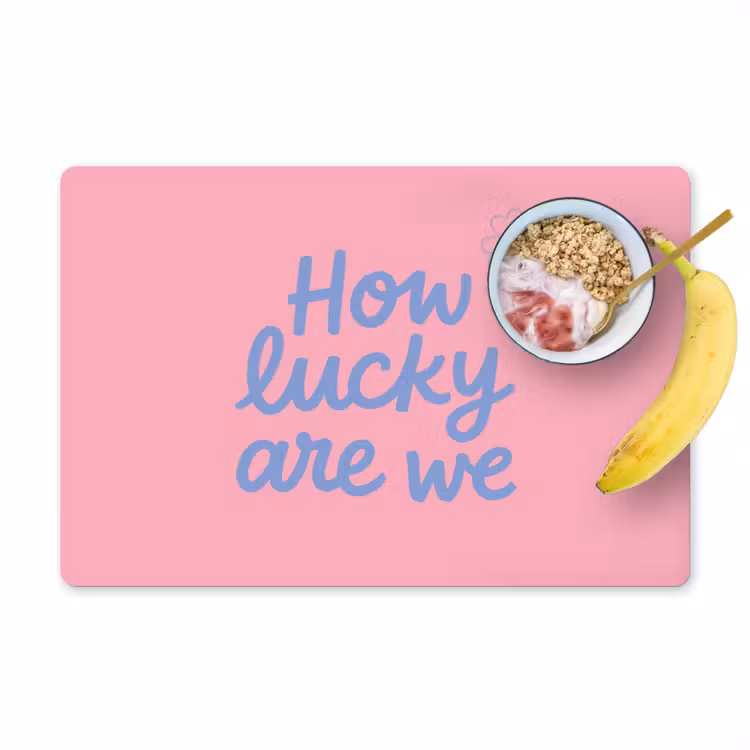 How lucky are we - Klavervier - Roze - Blauw Placemat vinyl groot -zzzproduct_Kitchenyeah-website