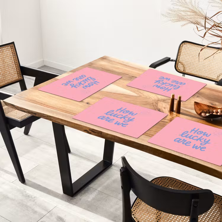 How lucky are we - Klavervier - Roze - Blauw Placemat vinyl groot -zzsfeer4_Kitchenyeah-website