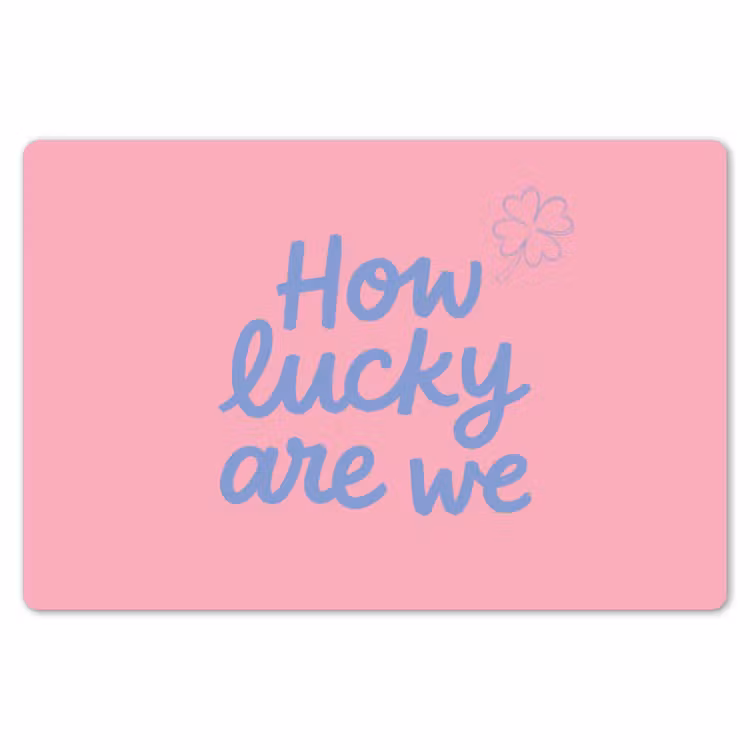 How lucky are we - Klavervier - Roze - Blauw Placemat vinyl groot -zzsfeer1_Kitchenyeah-website