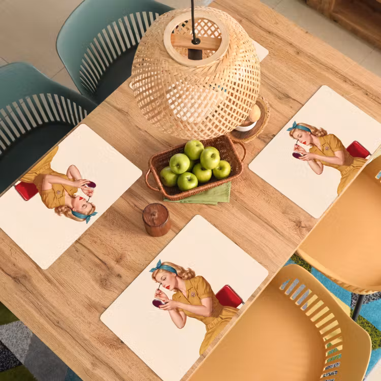 Illustratie - Mascara - Vrouw - Geel Placemat vinyl groot -zzsfeer5_Kitchenyeah-website