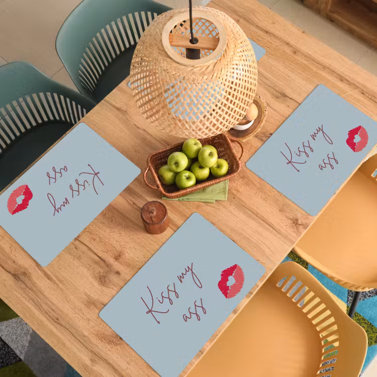 Kiss my ass - Lip - Blauw Placemat vinyl groot -zzsfeer5_Kitchenyeah-website