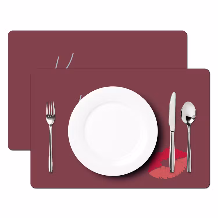 Kiss my ass - Lip - Bordeaux Placemat vinyl groot -zzsfeer2_Kitchenyeah-website