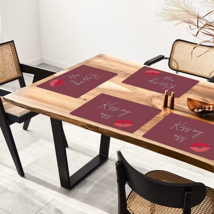 Kiss my ass - Lip - Bordeaux Placemat vinyl groot -zzsfeer4_Kitchenyeah-website