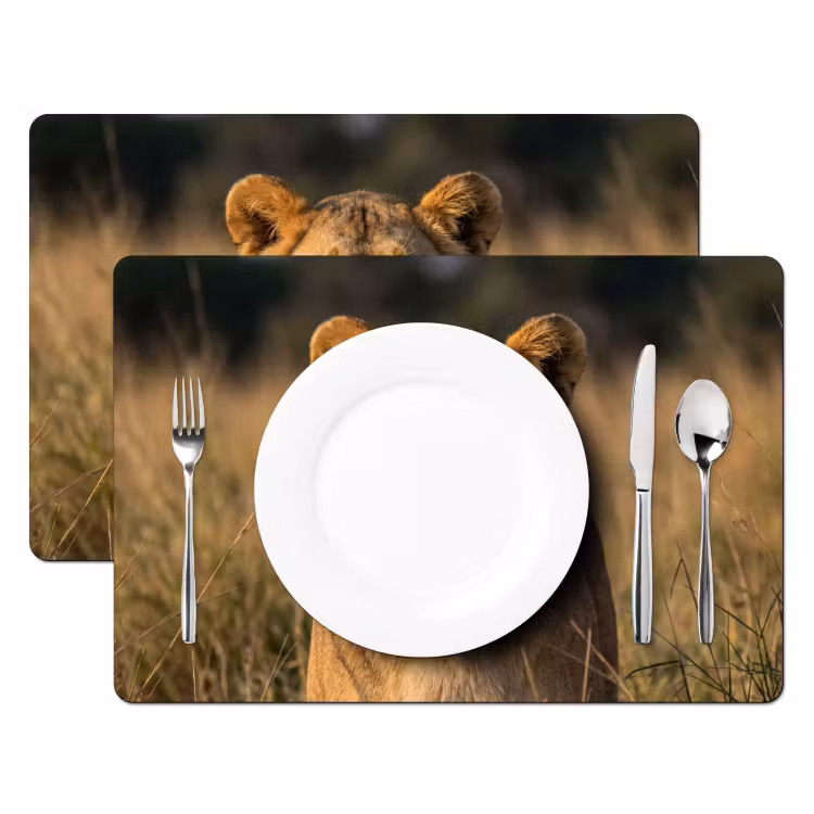 Leeuwin - Gras - Geel Placemat vinyl groot -zzsfeer2_Kitchenyeah-website