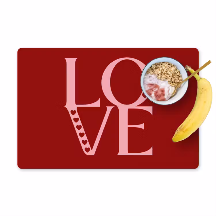 Love - Rood - Hatjes Placemat vinyl groot -zzzproduct_Kitchenyeah-website