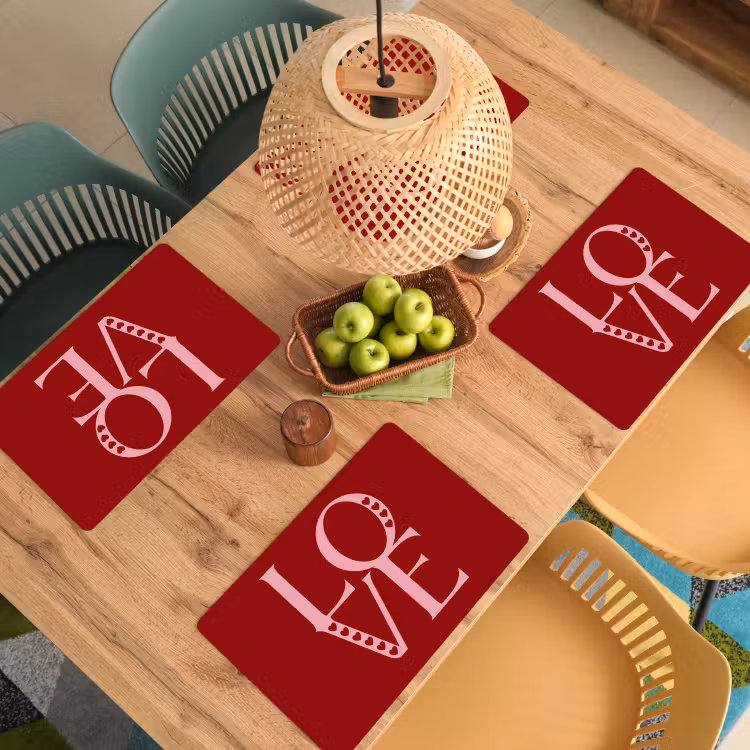 Love - Rood - Hatjes Placemat vinyl groot -zzsfeer5_Kitchenyeah-website