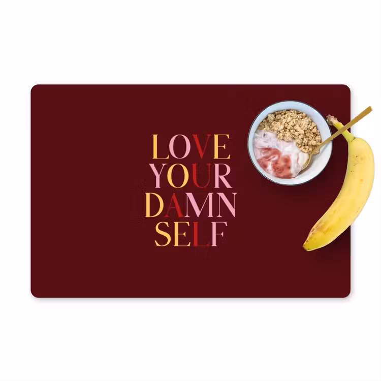 Love your damn self - Kleurrijk - Bordeaux Placemat vinyl groot -zzzproduct_Kitchenyeah-website