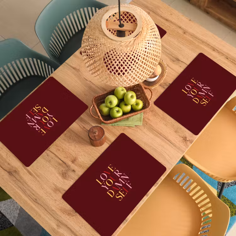 Love your damn self - Kleurrijk - Bordeaux Placemat vinyl groot -zzsfeer5_Kitchenyeah-website