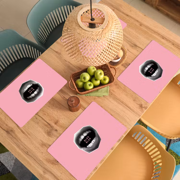 Mond - BLAH BLAH - Roze Placemat vinyl groot -zzsfeer5_Kitchenyeah-website