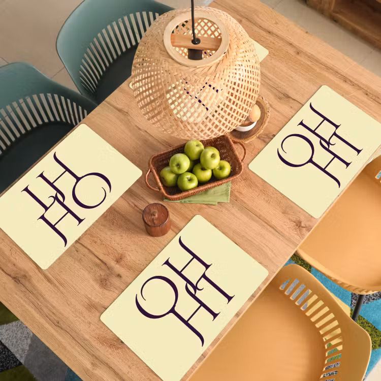 Oh hi - Geel - Monogram Placemat vinyl groot -zzsfeer5_Kitchenyeah-website