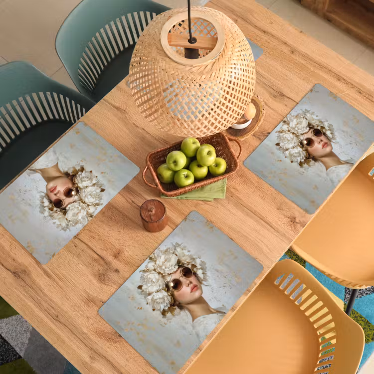 Schilderij - Vrouw - Zonnebril - Bloemenkrans Placemat vinyl groot -zzsfeer5_Kitchenyeah-website
