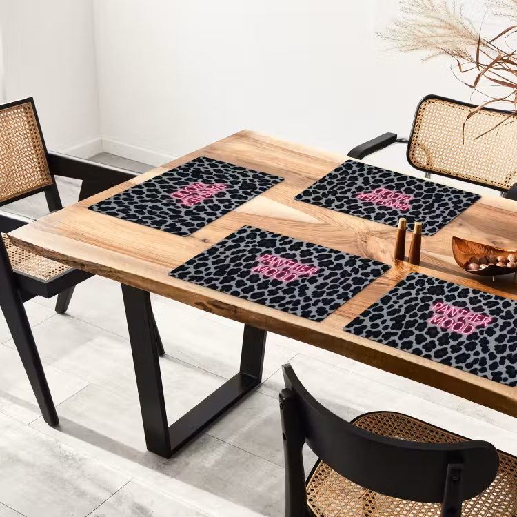 Panterprint - Zwart - Neonletters - Roze Placemat vinyl groot -zzsfeer4_Kitchenyeah-website