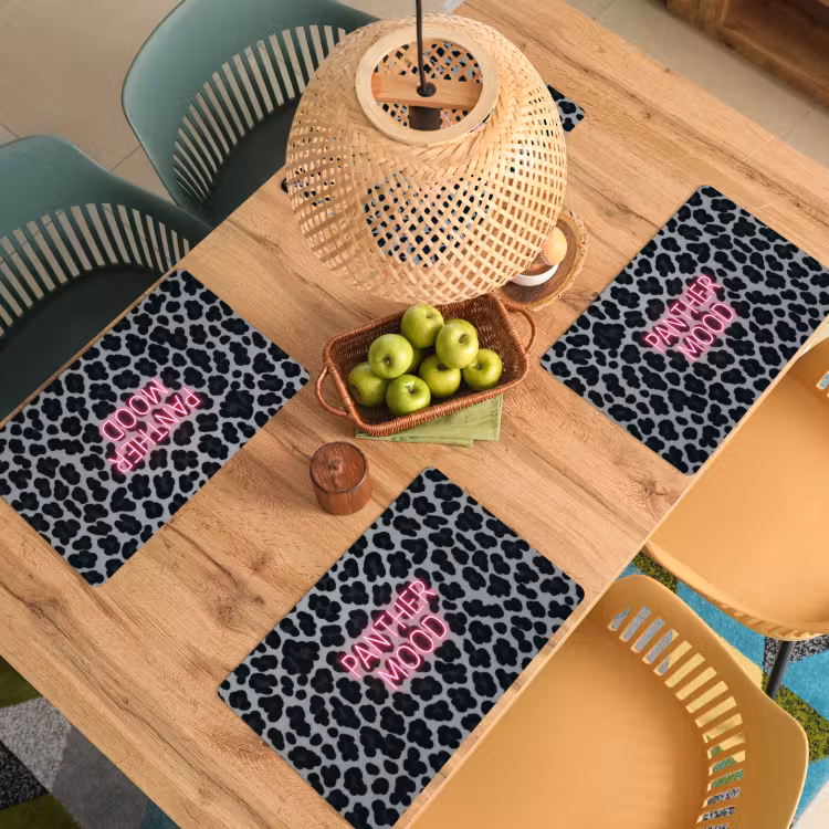 Panterprint - Zwart - Neonletters - Roze Placemat vinyl groot -zzsfeer5_Kitchenyeah-website