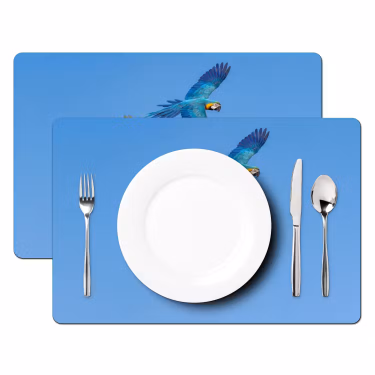 Papagaai - Vliegen - Blauw - Geel Placemat vinyl groot -zzsfeer2_Kitchenyeah-website