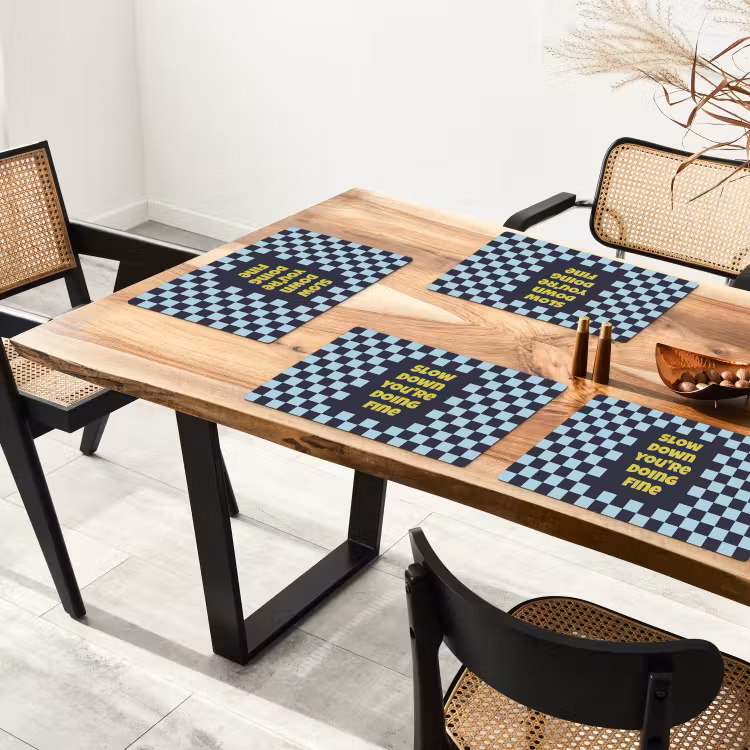 Patroon - Geblok - Blauw - Slow down you're doing fine Placemat vinyl groot -zzsfeer4_Kitchenyeah-website