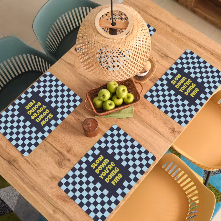 Patroon - Geblok - Blauw - Slow down you're doing fine Placemat vinyl groot -zzsfeer5_Kitchenyeah-website