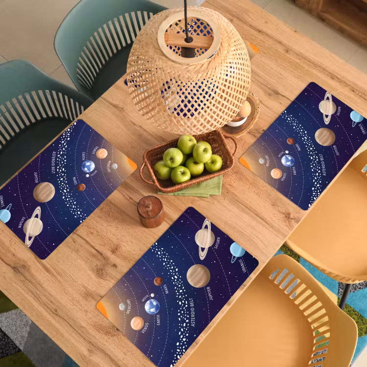 Planetenstelsel - Ruimte - Illustratie Placemat vinyl groot -zzsfeer5_Kitchenyeah-website