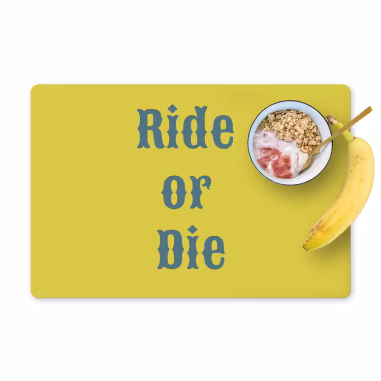 Ride or die - Geel - Blauw Placemat vinyl groot -zzzproduct_Kitchenyeah-website