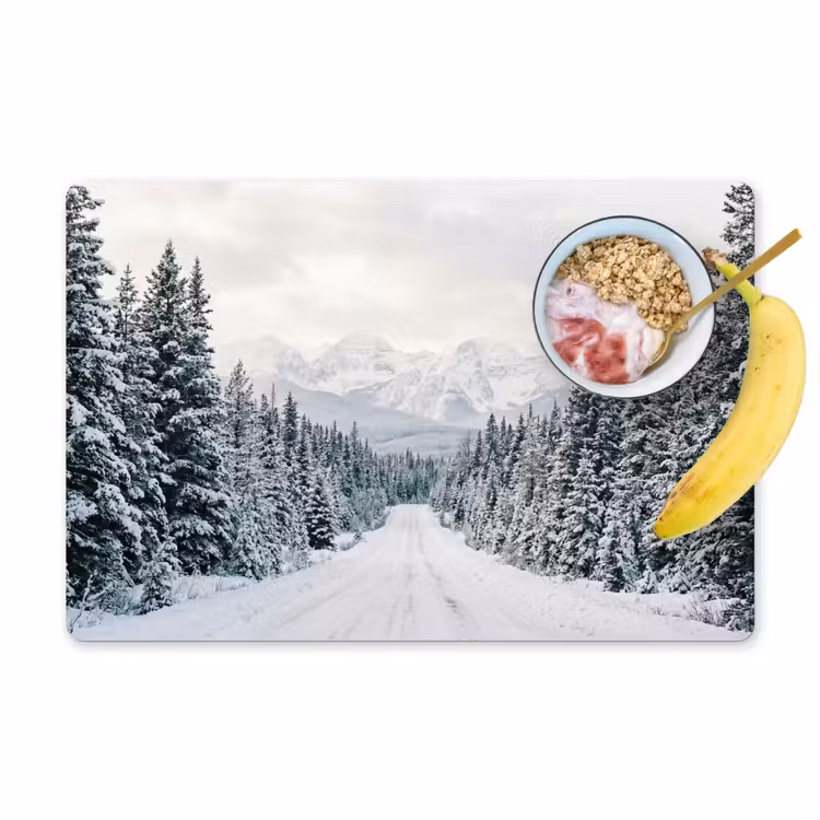 Weg - Sneeuw - Naaldbos - Winter - Avontuurlijk Placemat vinyl groot -zzzproduct_Kitchenyeah-website