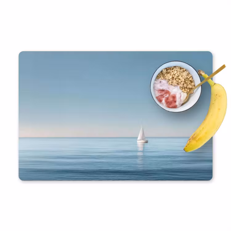 Zeilbootje - Kalme zee - Helderblauwe hemel Placemat vinyl groot -zzzproduct_Kitchenyeah-website