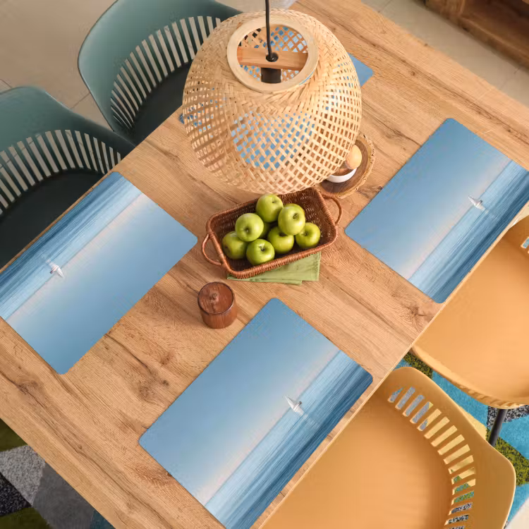 Zeilbootje - Kalme zee - Helderblauwe hemel Placemat vinyl groot -zzsfeer5_Kitchenyeah-website