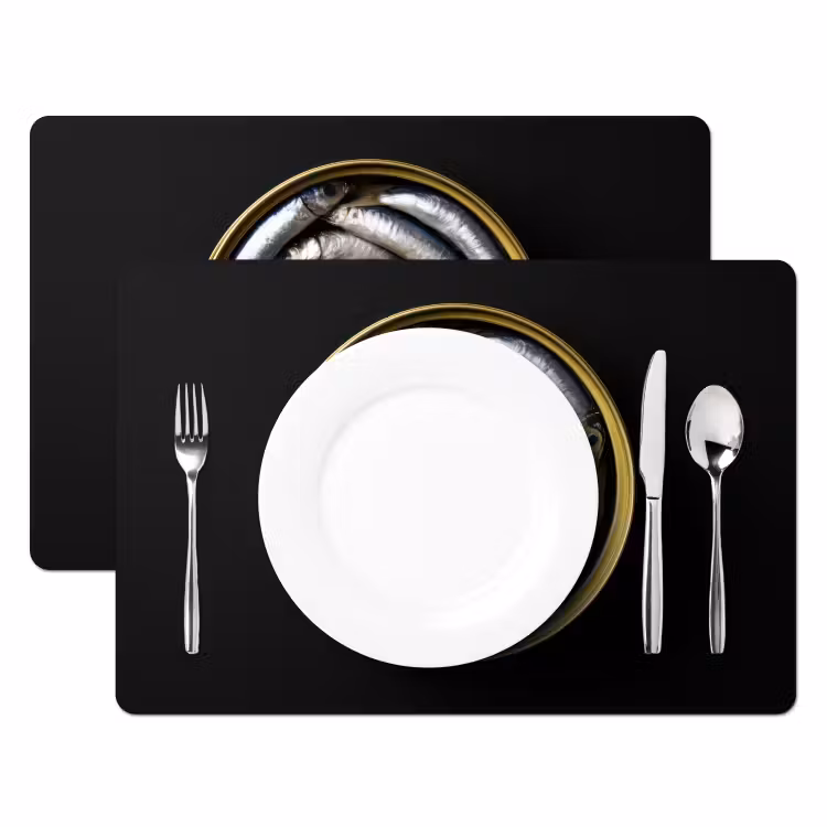 Sardines - Vissen - Rond - Zwart Placemat vinyl groot -zzsfeer2_Kitchenyeah-website