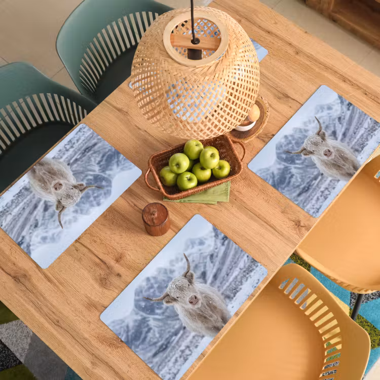 Schotse Hooglander - Sneeuw - Bergen - Winter Placemat vinyl groot -zzsfeer5_Kitchenyeah-website