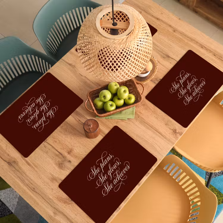 She plans she glows she achieves - Rood - Cursief Placemat vinyl groot -zzsfeer5_Kitchenyeah-website