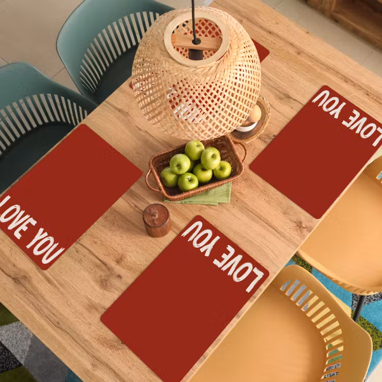 Schuin - Loveyou - Rood Placemat vinyl groot -zzsfeer5_Kitchenyeah-website