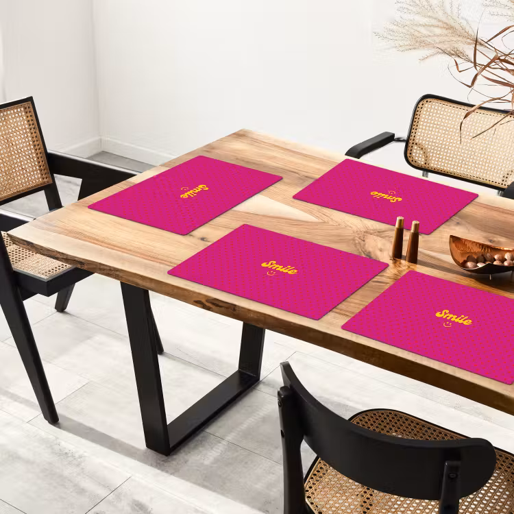 Smile - Stippen - Geel - Smiley - Roze Placemat vinyl groot -zzsfeer4_Kitchenyeah-website