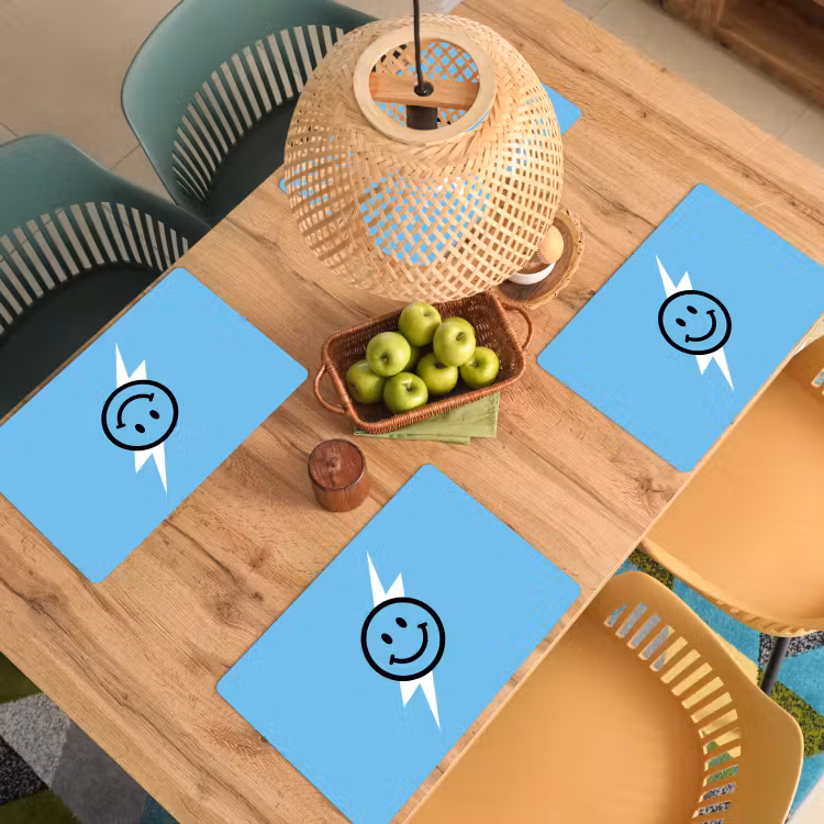 Smiley - Blauw - Bliksem Placemat vinyl groot -zzsfeer5_Kitchenyeah-website