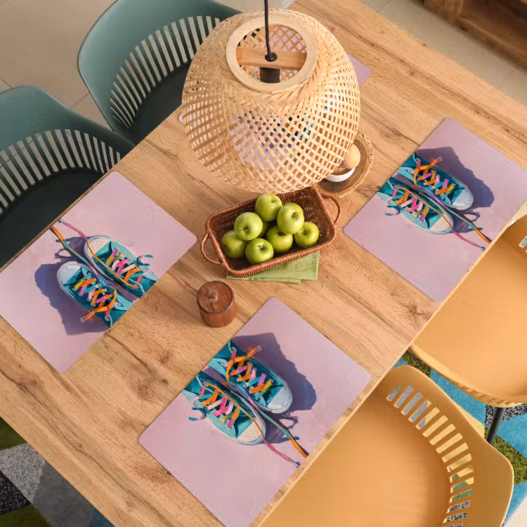 Sneakers - Veters - Kleurrijk - Schaduw Placemat vinyl groot -zzsfeer5_Kitchenyeah-website