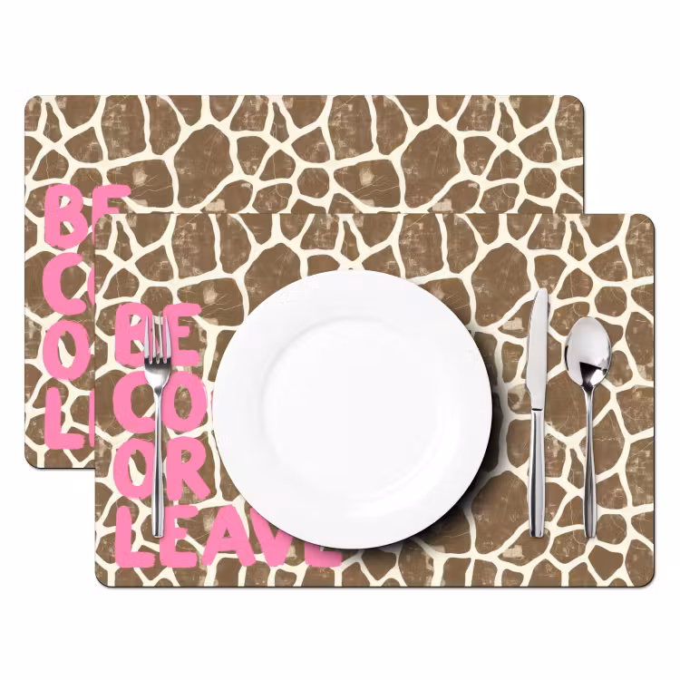 Tekst - Be cool or leave - Roze - Giraffenprint Placemat vinyl groot -zzsfeer2_Kitchenyeah-website