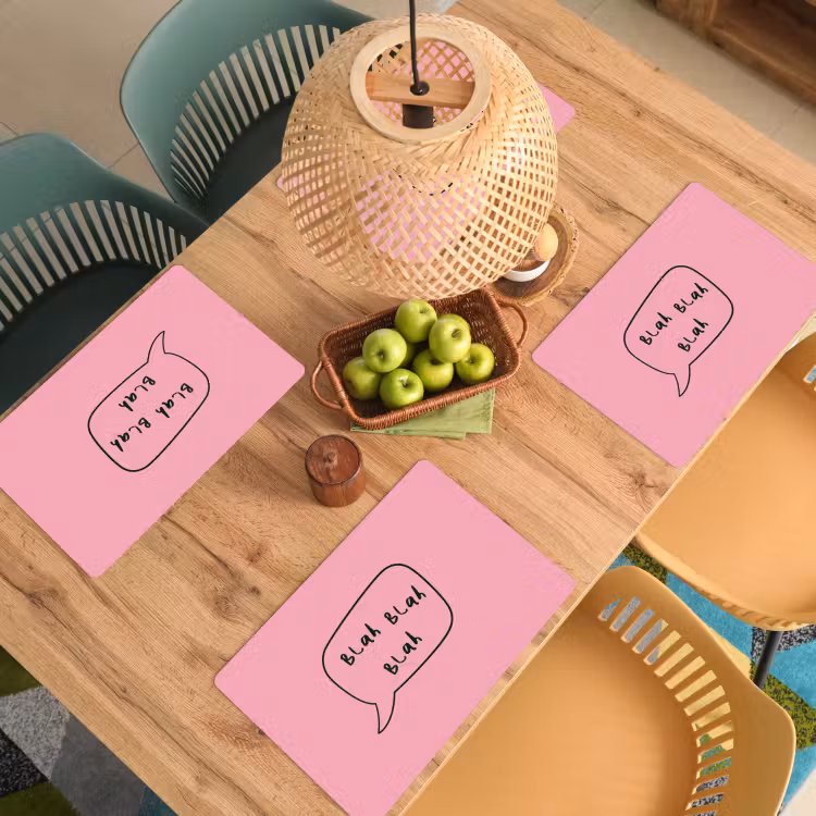 Tekstwolkje - BLAH BLAH BLAH - Roze Placemat vinyl groot -zzsfeer5_Kitchenyeah-website