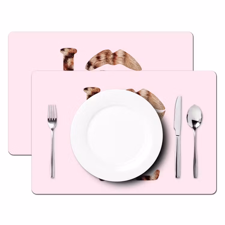 Tekst - Love - Pantervacht - Lichtroze Placemat vinyl groot -zzsfeer2_Kitchenyeah-website