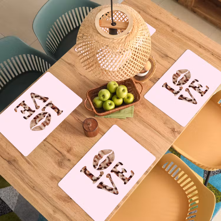 Tekst - Love - Pantervacht - Lichtroze Placemat vinyl groot -zzsfeer5_Kitchenyeah-website