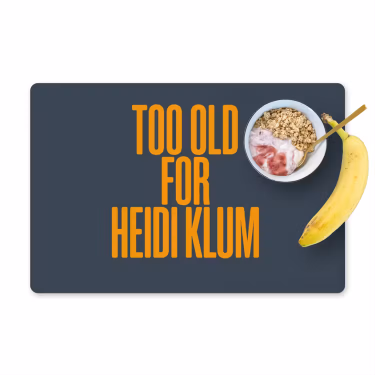Too old for heidi klum - Geel - Blauw Placemat vinyl groot -zzzproduct_Kitchenyeah-website
