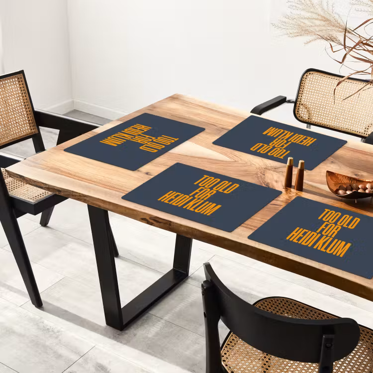 Too old for heidi klum - Geel - Blauw Placemat vinyl groot -zzsfeer4_Kitchenyeah-website